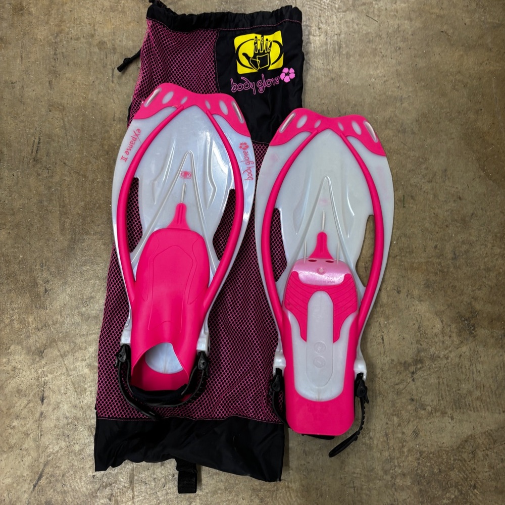 Size small body glove fins flippers used like new comes with bag in picture.